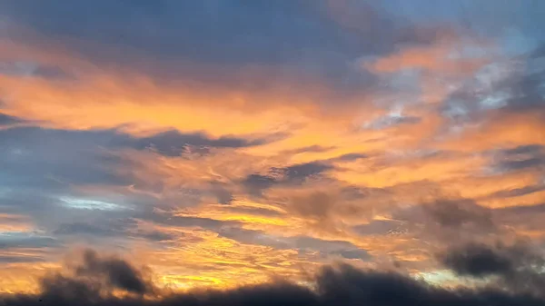 Огненные Облака Небе — стоковое фото