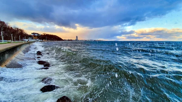 Vagues Violentes Lors Une Tempête Sur Boulevard Bord Mer Gdynia — Photo