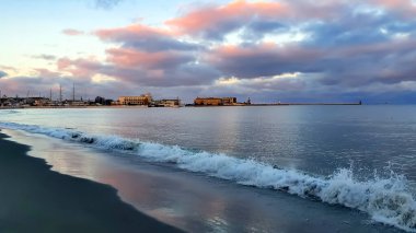 Güzel mavi-pembe gökyüzü deniz kıyısında, Gdynia, Polonya