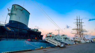 Gdynia, Polonya - 7 Şubat 2022: Müze gemisi ORP Blyskawica ve yelkenli gemisi SV Dar Pomorza Gdynia, Polonya