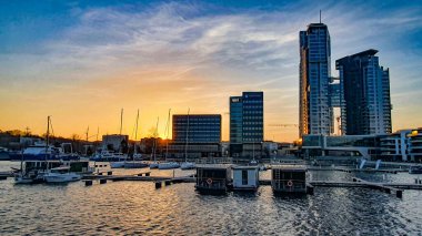 Gdynia, Polonya - 14 Şubat 2022: Marina ve Polonya 'daki en yüksek binalardan biri, Gdynia' daki Deniz Kuleleri