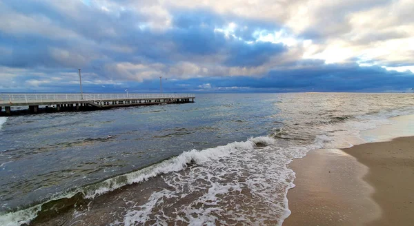 Dramatik gökyüzü, fırtınalı bir denizin üzerindeki fırtına bulutları