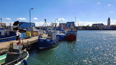 Wladyslawowo, Polonya 15 Mayıs 2022: Limanda Dom Rybaka kulesinin hakim olduğu balıkçı tekneleri