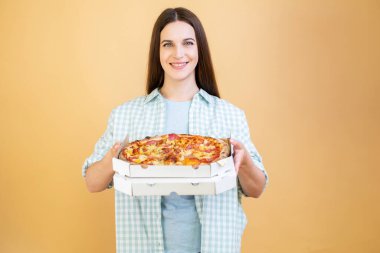 Sıcak pizza kutusu içinde tutan mutlu genç kadın
