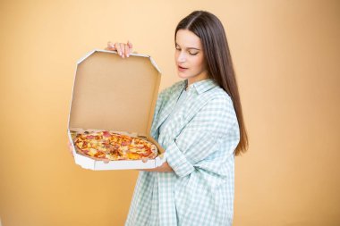 Sıcak pizza kutusu içinde tutan mutlu genç kadın