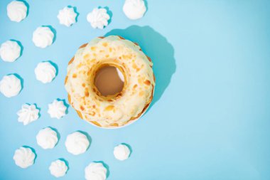 Mavi arka planda kremalı Paskalya pastası. Polonyalı babka - geleneksel Paskalya huni keki