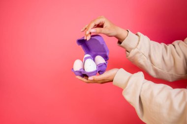 Pembe arka plan izolasyonunda bir kutu hafif yumurta.