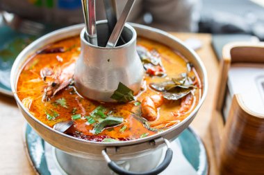 Tom yum goong veya Tom yer elması bir çeşit sıcak ve ekşi Tayland çorbası türüdür..