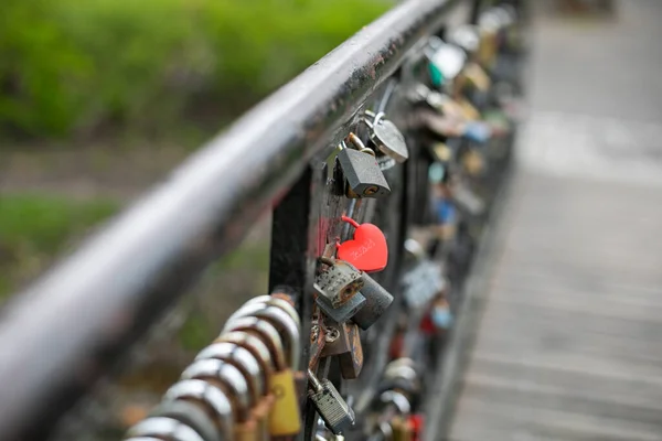 Polónia, Wroclaw - abril de 2022. Trava de amor numa ponte. Wroclaw. Polónia. — Fotografia de Stock