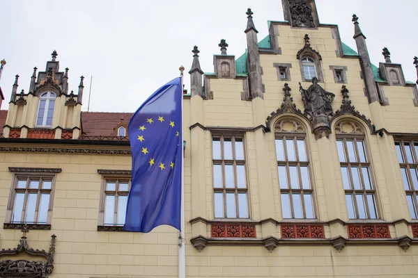 Polonya, Wroclaw - Nisan 2022. Pazar Meydanı, Avrupa Birliği bayrağı.