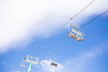 Dağlardaki kayak merkezinde boş teleferik. Dağlarda kayak kaldırma