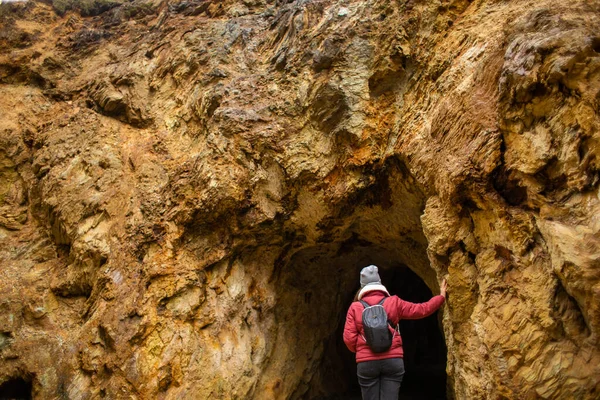 Sırt çantalı bir kadın dağda boğulacak. Yüksek kalite fotoğraf
