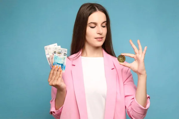 Dogecoin ve Birleşik Krallık 'ın banknotlarını tutan ve Dogecoin' e bakan genç kadının portresi. Yüksek kalite fotoğraf
