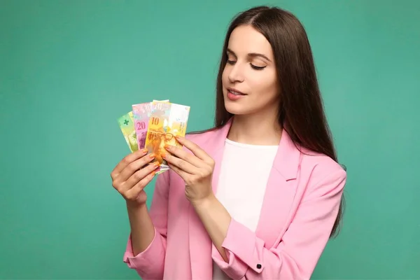 Hermosa Mujer Joven Sosteniendo Mirando Los Billetes Coronas Suecas Con — Foto de Stock