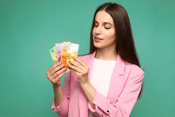 İsveçli genç bir kadının elinde tuttuğu ve baktığı banknotlar olumlu görünüyor. Yüksek kalite fotoğraf