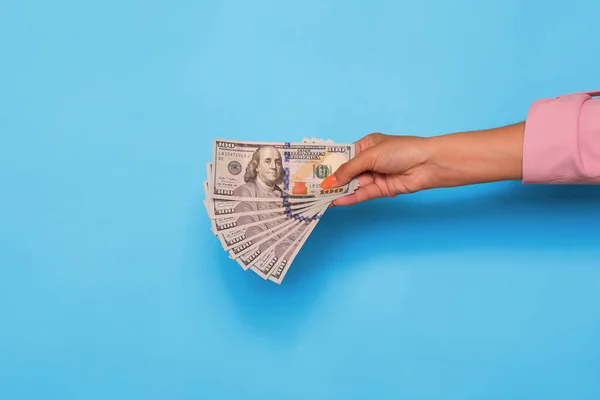 Mano Sosteniendo Moneda Del Dólar Sobre Fondo Azul Foto Alta — Foto de Stock
