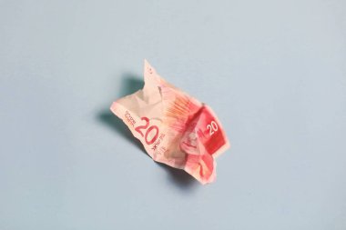 Kırışmış İsrail şekelleri açık mavi arka planda yatıyor. Yüksek kalite fotoğraf