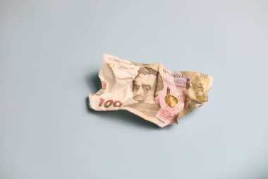 Açık mavi arka planda yatan buruşuk Ukrayna Hryvnia 'sı. Yüksek kalite fotoğraf