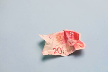 Kırışmış İsrail şekelleri açık mavi arka planda yatıyor. Yüksek kalite fotoğraf