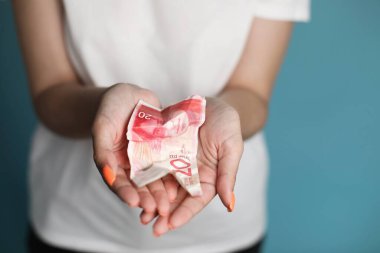 Kadın eli buruşuk İsrail şekelleri tutuyor. Yüksek kalite fotoğraf