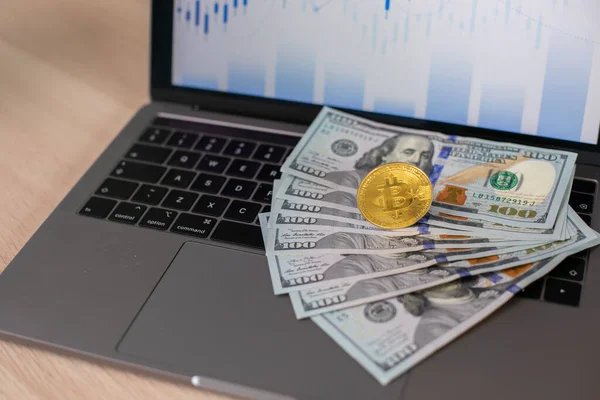 Contas Dólar Bitcoin Laptop Fundo Com Gráficos Gráfico Crescimento Bitcoins — Fotografia de Stock