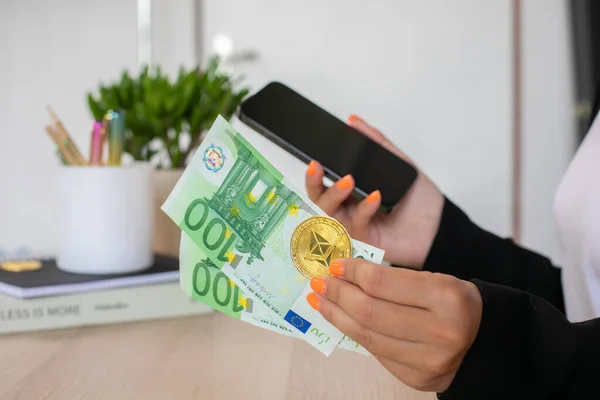 Billetes Euros Criptomoneda Manos Mujeres Con Teléfono Lugar Trabajo Foto — Foto de Stock