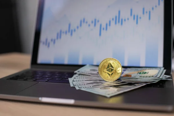 Contas Dólar Moeda Criptomoeda Laptop Fundo Com Gráficos Foto Alta — Fotografia de Stock