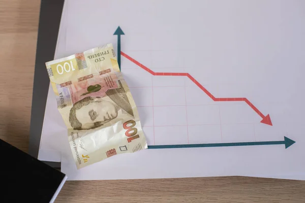 Düşen grafik arka planında Ukrayna Hryvnia 'sı. Yüksek kalite fotoğraf