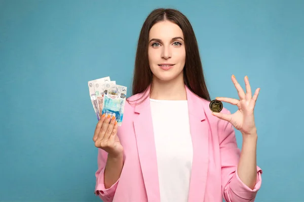 Elinde kripto para ve Birleşik Krallık banknotları olan genç bir kadının portresi. Yüksek kalite fotoğraf