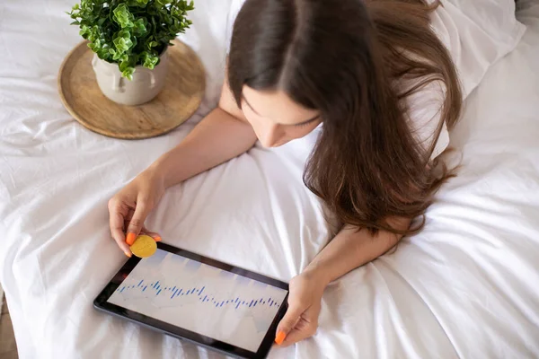 Tablette bitcoin grafiği izleyen kız, kadın ellerinde karşılıklı ticaret grafiği konsepti. Yüksek kalite fotoğraf