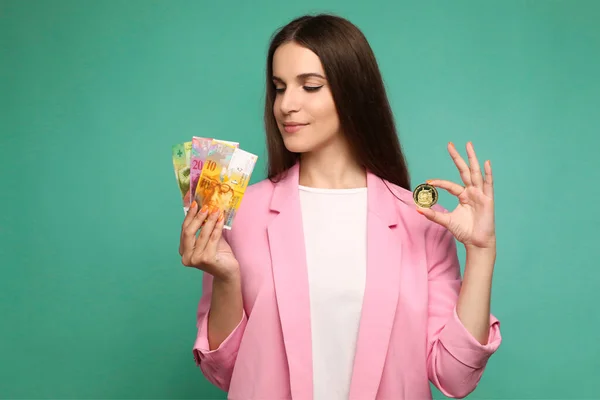 Portrait Young Woman Holding Crypto Currency Swedish Krona Banknotes Looking — Stock Photo, Image