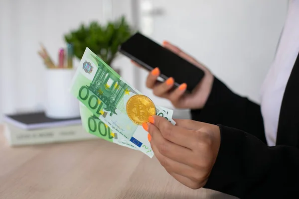 Billetes Euros Bitcoin Manos Mujeres Con Teléfono Lugar Trabajo Foto — Foto de Stock