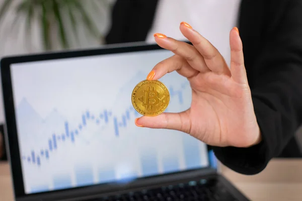 Ruka Drží Zlatou Bitcoin Rozmazaným Svícen Graf Pozadí Kvalitní Fotografie — Stock fotografie