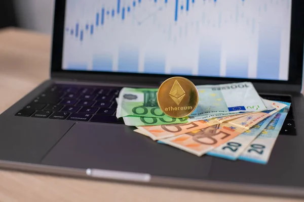 Euro Currency Cryptocurrency Background Laptop Charts Cryptocurrency Growth Chart High — Foto de Stock