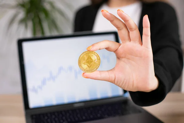 Zakelijke Vrouw Houden Cryptogeld Werkelijke Munt Hand Achtergrond Met Computer — Stockfoto