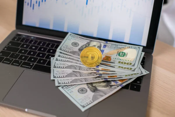 Dollar Sedlar Och Dogecoin Bakgrund Laptop Med Diagram Högkvalitativt Foto — Stockfoto