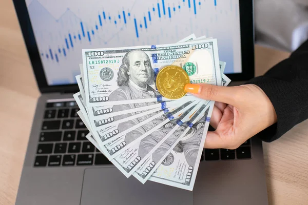 Dollar Bills Dogecoin Holding Hands Background Laptop Charts High Quality — Fotografia de Stock