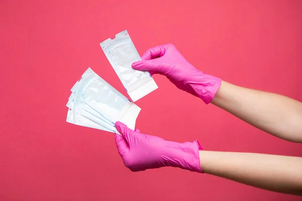 Elle tutulan sterilizasyon zarfları manikür için eldivenlerde. Yüksek kalite fotoğraf