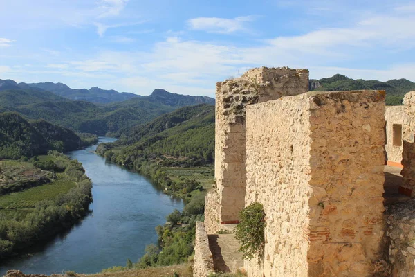 Miravet Kalesi 'nin tepesinden Ebro Nehri Vadisi