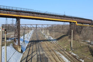 Teknolojik boru hattı demiryolu üzerinden geçiyor
