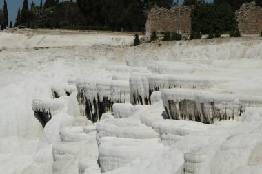 Pamukkale 'nin ünlü travertineleri.