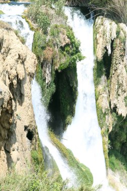 Duden nehrinin aşağısındaki şelale