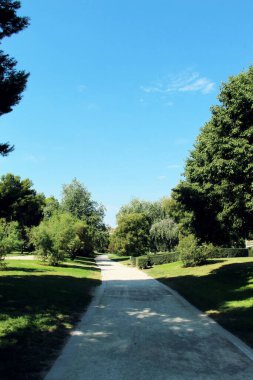 Turia Park sokaklarında yürü.