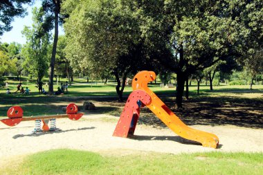 Parktaki çocuk parkı.