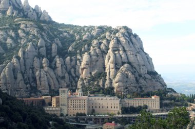 Montserrat dağlarında bir manastır.