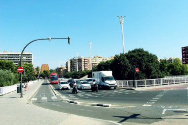 Güneşli Valencia şehir yolları