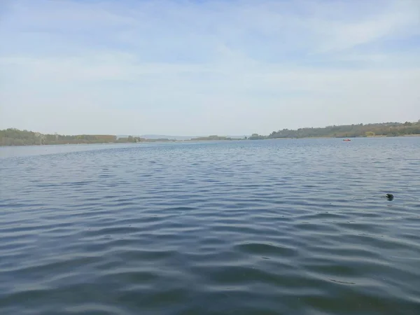 丘のある湖の穏やかな水 — ストック写真