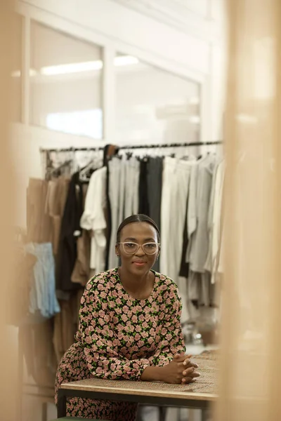 Portrait Une Jeune Créatrice Africaine Vêtements Confiante Appuyée Sur Établi — Photo