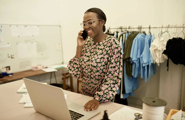 Sorridente Giovane Stilista Africana Moda Che Parla Cellulare Lavora Computer — Foto Stock