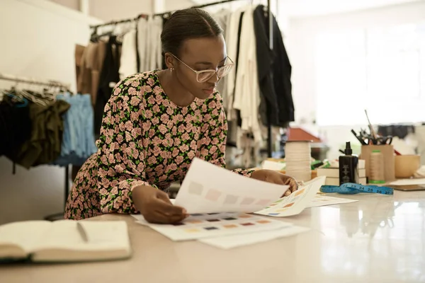 Jeune Créatrice Africaine Vêtements Regardant Travers Des Échantillons Couleur Établi — Photo